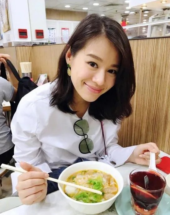 胡杏儿挺大肚工作不会因为老公的家世放弃自己的事业？