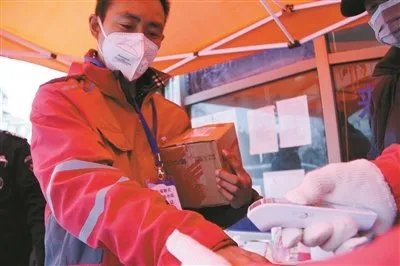 多半快递小哥月收入不超过5000元，为何网友说快递小哥月入过万？