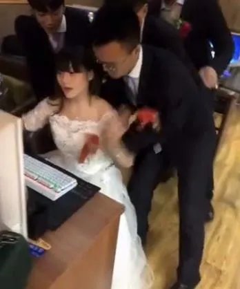 新娘结婚当天网吧开黑 新郎拖都拖不走（图）