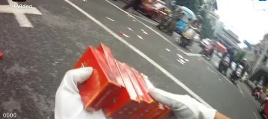 小伙撒钱扔中华烟是怎么回事?