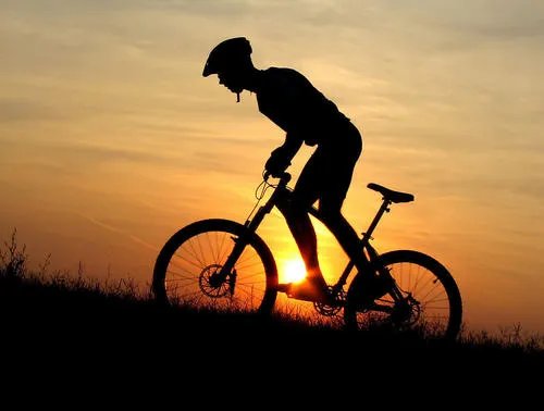 14岁少年24天骑行2200公里是由谁陪伴骑行?