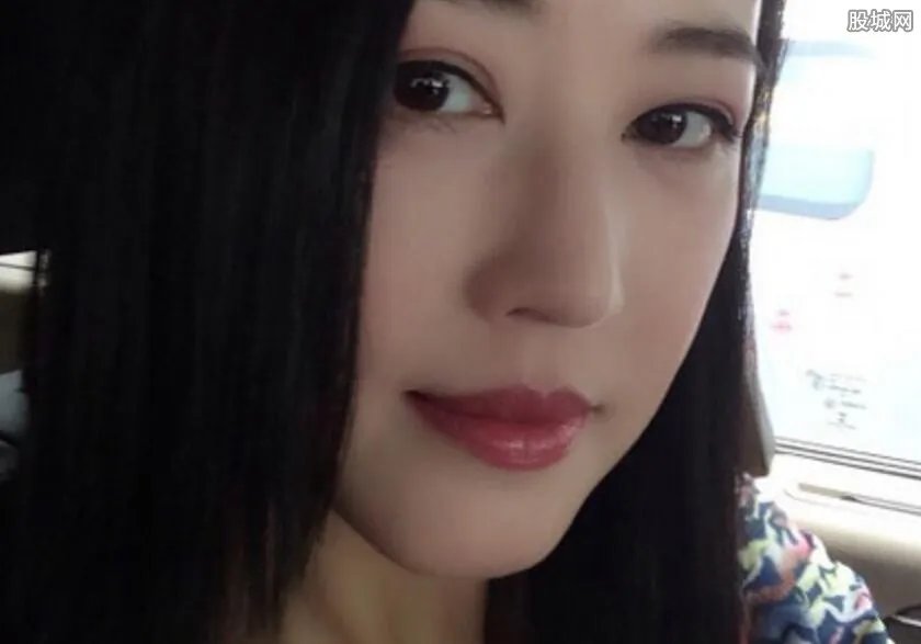 王鸥现身穿着引骂 大冷天竟穿吊带衫