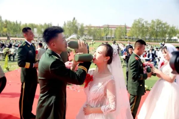 军营婚礼新人拿军用水壶喝交杯酒,这有什么好的寓意?