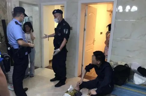 女子查男友手机被拒,从40楼扔菜刀是怎么回事?