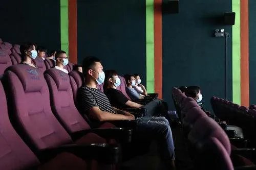 进电影院必须全程戴口罩,那么多人戴口罩还有用吗?