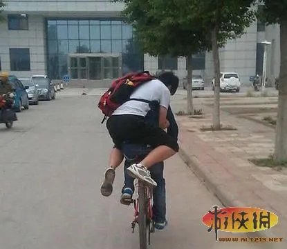 7寸高跟鞋踩别人啥感角?瞬间热辣雷人囧图