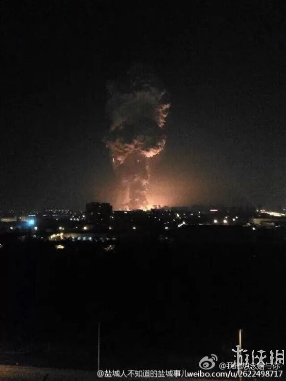 天津滨海新区发生爆炸17人死亡400伤 现场升起蘑菇云