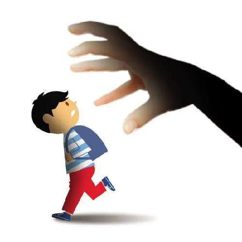 人贩子当街掳小孩丧尽天良！  路人挺身而出将其就地正法