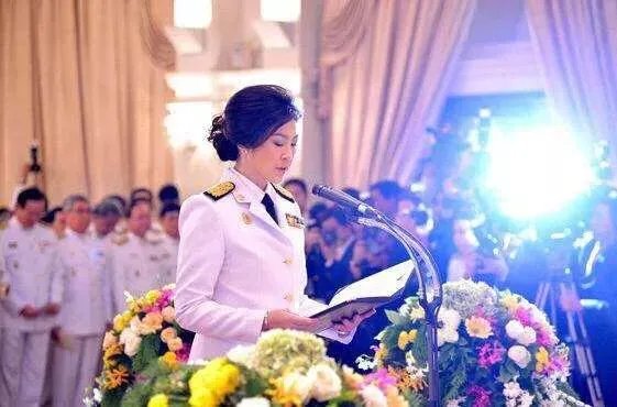 英拉现身英国商场