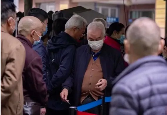 四川一医院取消现场挂号引争议,院方如何回应?