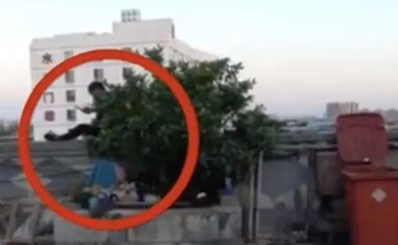 消防员救下跳楼男子后被暴打,消防员被打情况严重吗?