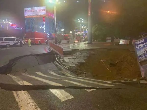 东莞大朗镇一路口突发地陷,地陷的原因是什么?