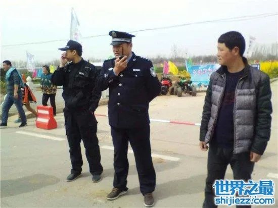 情侣让民警抓鬼，原来真相竟然是自己吓自己 