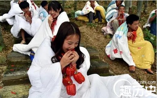裹棉被比赛吃辣椒  38度山里比赛只为呼吁环保