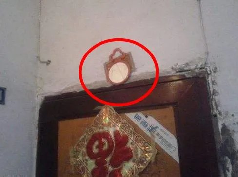 农村大门挂面镜子竟为这（图）