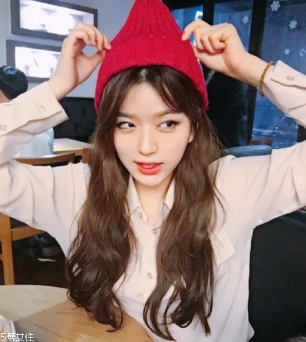 女生卷发发型图片 学生长卷发发型图片