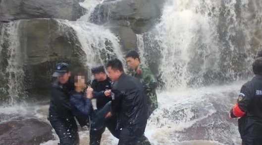 男子壶口瀑布跳下获救了吗?