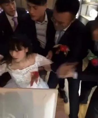 新娘结婚当天网吧开黑 新郎拖都拖不走（图）