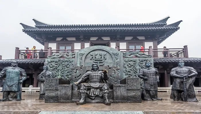 诗句宜将剩勇追穷寇不可沽名学霸王中的霸王指的是