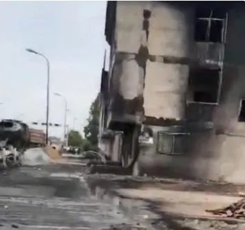 两车相撞引燃民房责任咋划分？