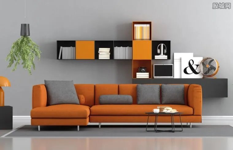 男子躺5小时不起被妻子缝在沙发上 场面很搞笑