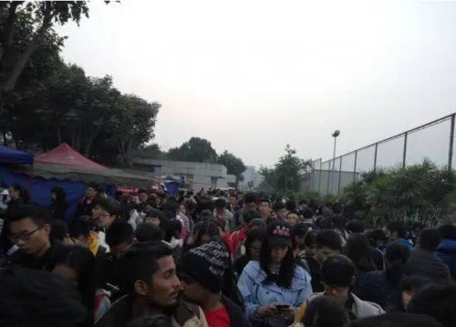 取快递堪比春运 大学生排队领快递