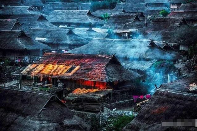 “中国最后一个原始部落”被烧毁背后，过度商业化带来了怎样的恶果？