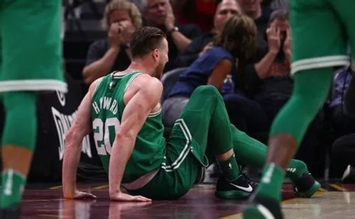 海沃德严重受伤比赛中断 詹姆斯的做法感动了所有人