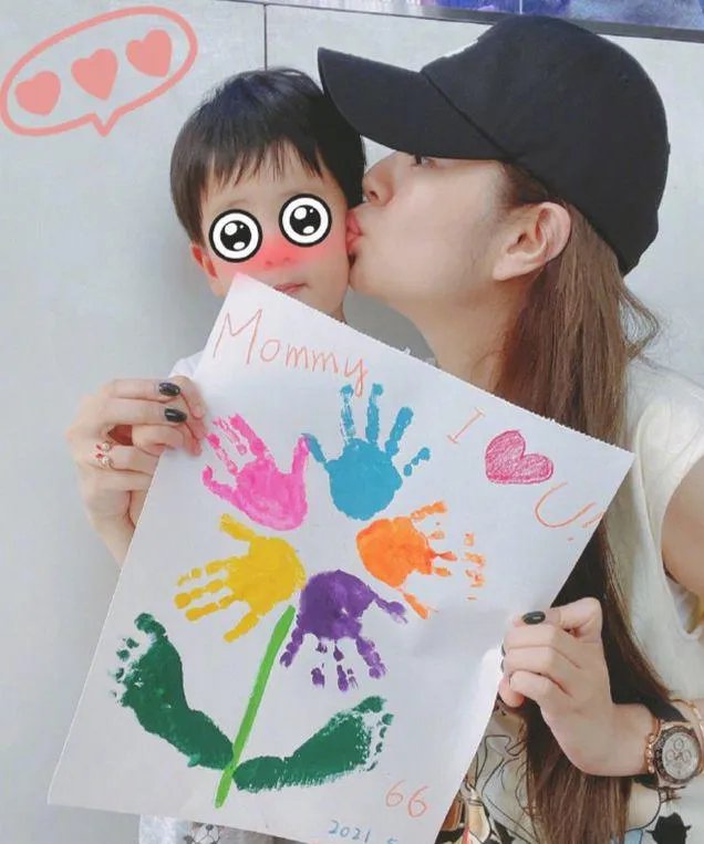 安以轩晒儿子做的母亲节礼物,你会如何感谢母亲?