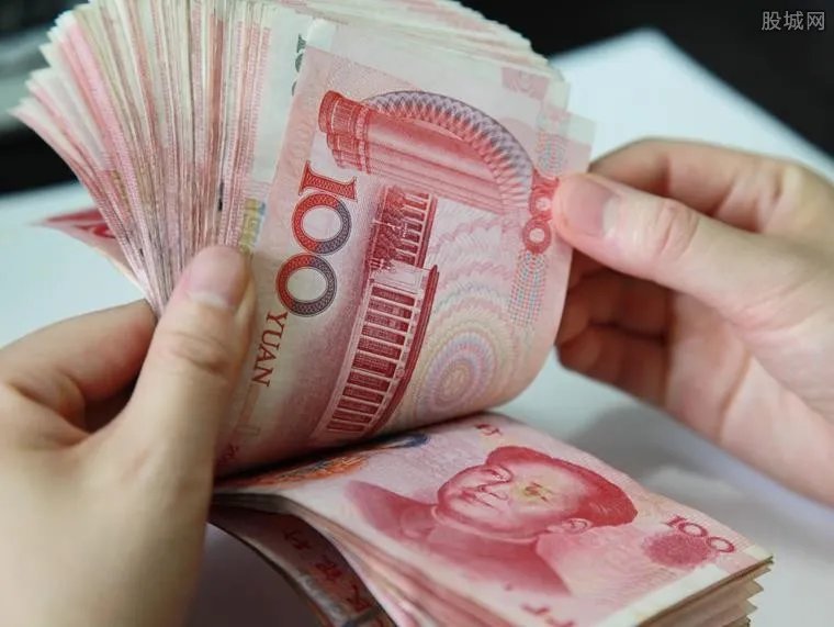 女员工被罚吃辣条获赔相差40倍 律师怎么说