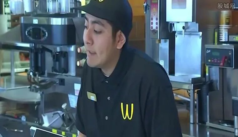 麦当劳金拱门倒立 并非倒了而是一场成功的营销