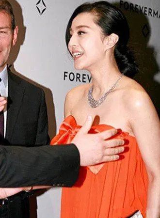 范冰冰遭袭胸照片曝光 遭到高层骚扰眼神木然