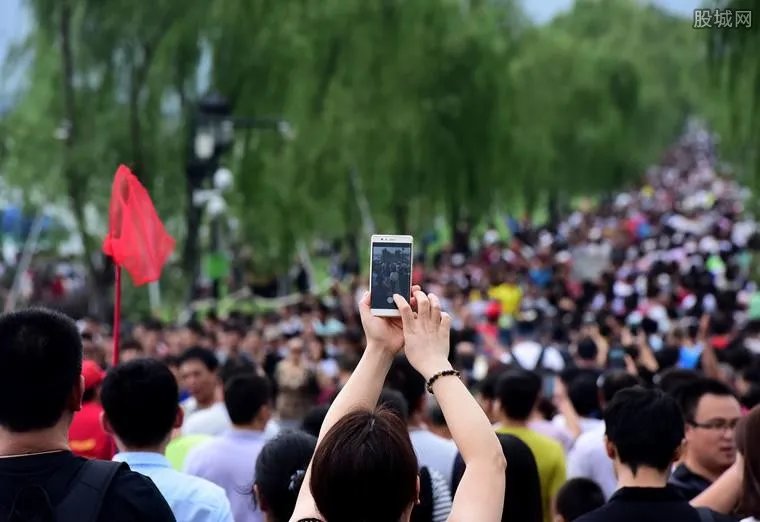 黄金周首日出行 出游总花费高达1030亿元