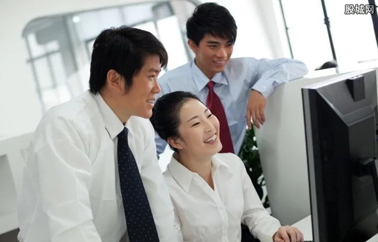 无人机催员工回家 催促打算加夜班的员工回家休息