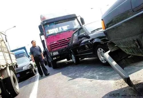 世界最豪华跑车追尾货车现场 如何避免汽车追尾事故的发生