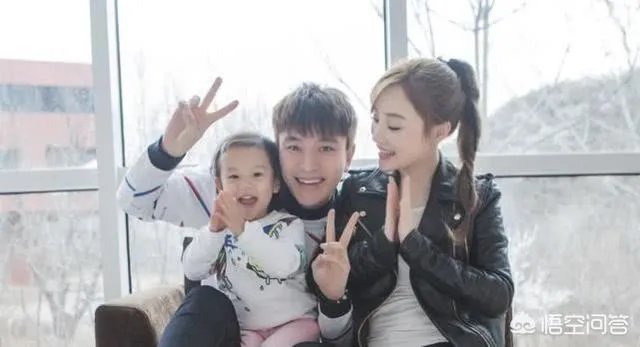 贾乃亮李小璐关系破冰？两人一起陪甜馨玩耍，离婚后首次同框，你怎么评价？