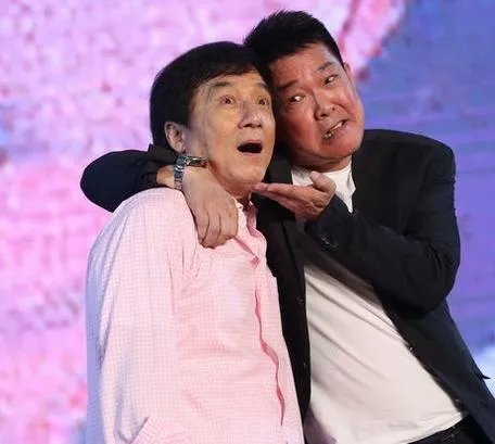 成龙被反派踹尿血:元彪曝成龙拍打戏被翻牌打晕