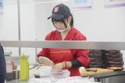 扬州高校"食堂女神"走红 网友感叹有清纯初恋感觉