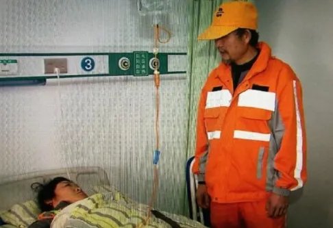 女环卫工被打案 遭16岁女孩踢伤腰