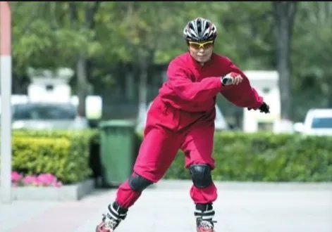 60岁大爷玩轮滑和未牵绳的狗相撞，此事到底是谁的责任？