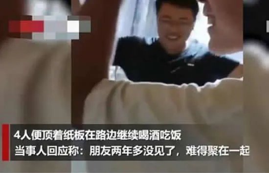 成都大妈洪水中打麻将 现场画面曝光竟然是这样的