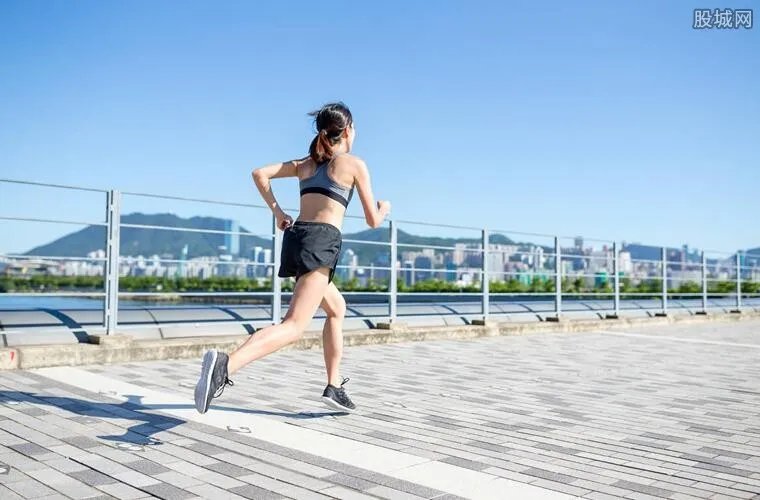 澳籍跑步女被开除痛哭 被限期离境的她离开中国了吗