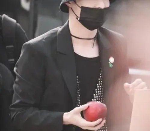 张艺兴送粉丝圣诞节礼物，可以收到爱豆的礼物是什么体验？