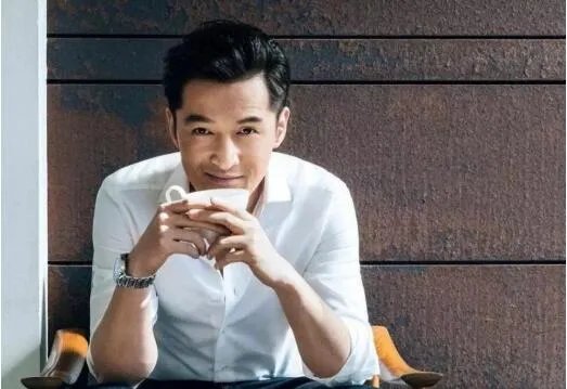 胡歌翻牌医护粉丝 暖心回应医护粉丝网友称赞