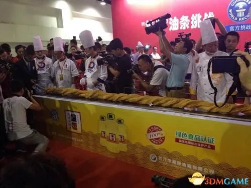 3.72米世界最长油条武汉诞生 入选吉尼斯世界纪录
