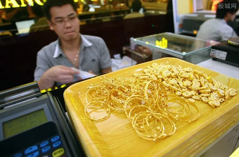 无业男组团盗黄金 今日黄金价格多少钱一克