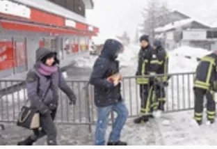 瑞士滑雪胜地雪崩造成了什么严重后果?