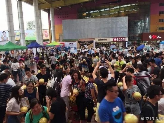 大学男生摆999个柚子告白师姐 结果师姐回复亮了