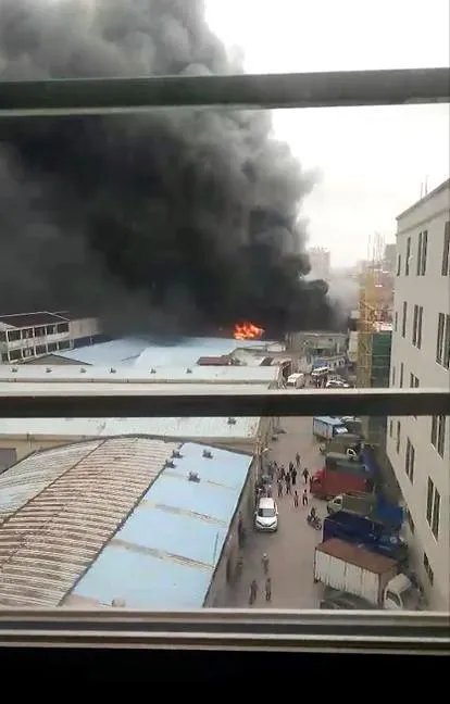 广东佛山一床上用品仓库起火是什么情况?