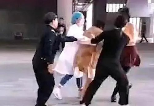 医院确认男生向女生泼洒的是硫酸，硫酸对人体危害有多大？